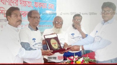 মমতাময় সম্মাননা নিচ্ছেন মফিজুল ইসলাম