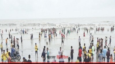 কুয়াকাটা সমুদ্র সৈকতে পর্যটকদের ভিড় (ছবি: পটুয়াখালী প্রতিনিধি)