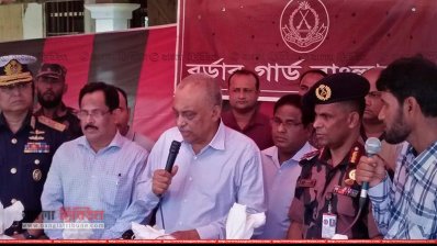বান্দরবানের তমব্রু সীমান্তে স্বরাষ্ট্রমন্ত্রী (ছবি: বান্দরবান প্রতিনিধি)