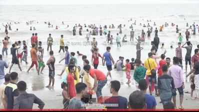 কুয়াকাটা সমুদ্র সৈকতে পর্যটকদের ভিড় (ছবি: পটুয়াখালী প্রতিনিধি)