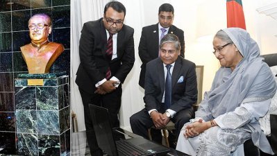 ভিডিও কনফারেন্সিংয়ের মাধ্যমে যুক্তরাষ্ট্র দূতাবাসে বঙ্গবন্ধুর আবক্ষ ভাস্কর্য উদ্বোধন করছেন প্রধানমন্ত্রী, বাঁয়ে দেখা যাচ্ছে ভাস্কর্যটি (ছবি- ফোকাস বাংলা)