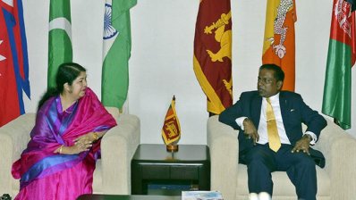 স্পিকার শিরীন শারমিন চৌধুরীকে কলম্বো বিমানবন্দরে স্বাগত জানান শ্রীলংকা পার্লামেন্টের ডেপুটি স্পিকার থিলাংগা সুমাথিপালা (ছবি- ফোকাস বাংলা)