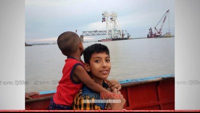 পদ্মা সেতু দেখতে আসছে সব বয়সের দর্শনার্থী