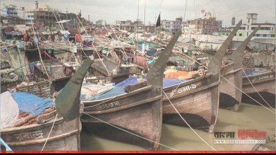 ইলিশ ধরায় নিষেধাজ্ঞার পর ঘাটে বাঁধা ট্রলারের সারি 