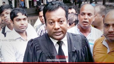 মামলা খারিজের পর সাংবাদিকদের সঙ্গে কথা বলছেন এপিপি মিন্টু কুমার পাল