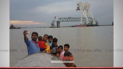 পদ্মা সেতু দেখতে এসে দর্শনার্থীদের সেলফি