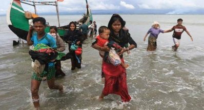 নাফ নদী পার হয়ে বাংলাদেশে ঢুকছে রোহিঙ্গারা (ছবি- সংগৃহীত)