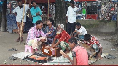 গান করছেন হেলাল মিয়া ও তার দলের অন্যরা (ছবি- প্রতিনিধি)