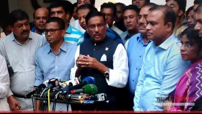 সংবাদ সম্মেলনে বক্তব্য রাখছেন সেতুমন্ত্রী