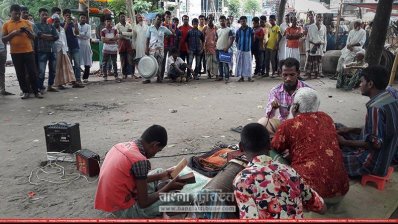 হেলাল মিয়াদের ঘিরে জটলা (ছবি- প্রতিনিধি)