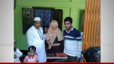 বাড়িতে স্বজনদের সঙ্গে নার্গিস (ফাইল ছবি)