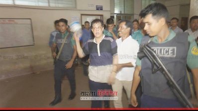 এক সাংবাদিকের দিকে পানির বোতল ছুড়ছেন শিবির ক্যাডার নাসির