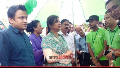 কক্সবাজারে রোহিঙ্গা ক্যাম্পে তারানা হালিম (ছবি: প্রতিনিধি)