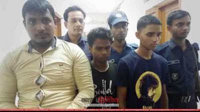 আটককৃত তিন জন (ছবি- প্রতিনিধি)
