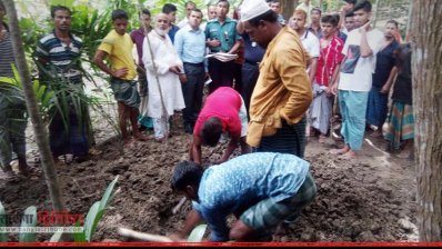 কবর থেকে তোলা হচ্ছে স্কুলছাত্রের লাশ