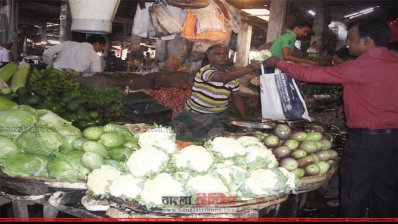 নীলফামারীতে কমেছে সবজি ও মাছের দাম, বেড়েছে কাঁচা মরিচের