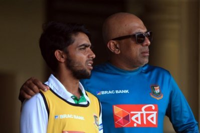কোচ হাথুরুসিংহের সঙ্গে মুমিনুল