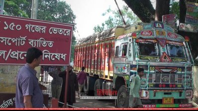 হিলি স্থলবন্দর দিয়ে পণ্য আসছে স্বাভাবিক গতিতে (ছবি: প্রতিনিধি)