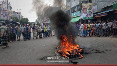 প্লাটিনাম জুট মিলের সামনের রাজপথে টায়ার জ্বালিয়ে বিক্ষোভ করছেন শ্রমিকরা (ছবি- প্রতিনিধি)
