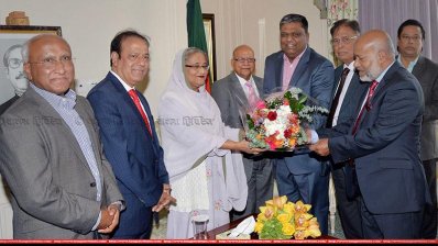 প্রবাসী আওয়ামী লীগ নেতাদের সঙ্গে প্রধানমন্ত্রী শেখ হাসিনা (ছবি: ফোকাস ছবি)