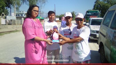 বাংলাবান্ধা পৌঁছালে সাইফুলকে শুভেচ্ছা জানান তেঁতুলিয়া উপজেলা ভাইস চেয়ারম্যান সুলতানা রাজিয়া (ছবি- প্রতিনিধি)