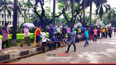 পায়ে হেঁটে অনেকে গন্তব্যে রওনা দেন