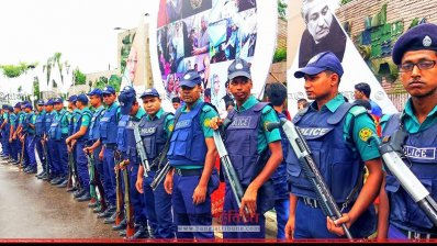 বিমানবন্দরের ভিআইপি গেটের সামনে পুলিশের অবস্থান