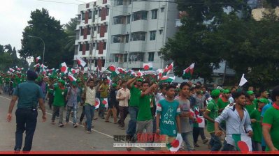 প্রধানমন্ত্রীকে অভ্যর্থনা জানাতে রাস্তায় আওয়ামী লীগের নেতা-কর্মীরা (ছবি- আদিত্য রিমন)