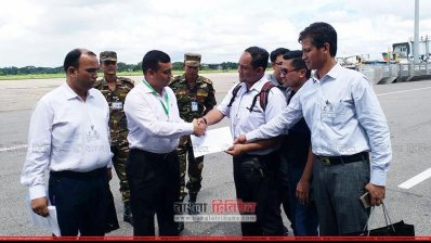 মালয়েশিয়ান হাইকমিশনের কাউন্সিলর ইব্রাহিম জুরি বিন মোহাম্মদ ইউনুস চট্টগ্রামের অতিরিক্ত জেলা প্রশাসকের কাছে ত্রাণ হস্তান্তর করছেন