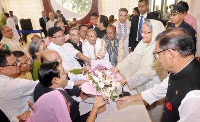 প্রধানমন্ত্রীকে ফুল দিয়ে শুভেচ্ছা জানানো হয়, ছবি: ফোকাস বাংলা