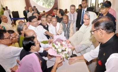 বিমানবন্দরে প্রধানমন্ত্রীর সংবর্ধনায় আওয়ামী লীগের কেন্দ্রীয় নেতারা