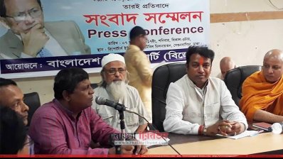 বিজেপির সংবাদ সম্মেলনে বক্তব্য রাখছেন বিএনপির কেন্দ্রীয় নির্বাহী কমিটির সদস্য রমেশ দত্ত।