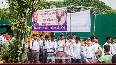 পথে পথে সংবর্ধনা নিয়ে গণভবনে পৌঁছালেন প্রধানমন্ত্রী (ভিডিও)