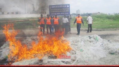 মৎস্য কর্মকর্তার উপস্থিতিতে কারেন্টজালগুলো পুড়িয়ে ফেলা 
