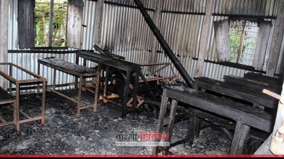 টাঙ্গাইলের কালিহাতী উপজেলায় পুড়িয়ে দেওয়া প্রাথমিক বিদ্যালয়