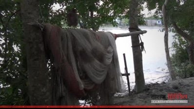 নদীতে নামছেন না জেলেরা