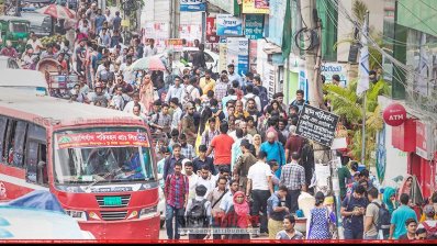 গাড়ি চলে না, তাই পদব্রজেই ভরসা নগরবাসীর