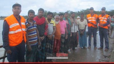 মনপুরায় গো-খাদ্য বোঝাই ট্রলারডুবির পর ৮ কৃষক উদ্ধার 