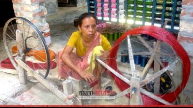 শীতের পোশাকের জন্য সুতা তৈরি করছেন এক নারী কারিগর (ছবি- প্রতিনিধি)