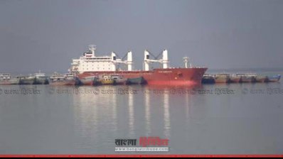 মংলা বন্দরে জাহাজ থেমে আছে, তবে দুর্যোগপূর্ণ আবহাওয়ার কারণে বন্ধ রাখা হয়েছে পণ্য ওঠা-নামার কাজ