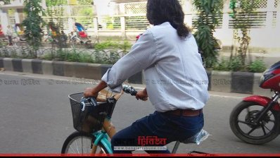 নতুন সাইকেলে রাজপথে সুমন শামস