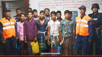 ইলিশ ধরার দায়ে ভোলায় সাত জেলে আটক