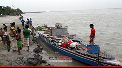 ভাঙন তীব্র হওয়ায় মালপত্র নিয়ে সরে যাচ্ছেন স্থানীয়রা