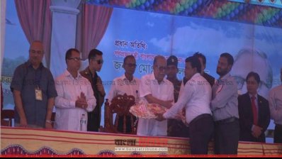 অনুষ্ঠানে রাষ্ট্রপতিকে স্বাগত জানানো হচ্ছে