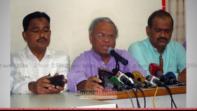 সংবাদ সম্মেলনে বক্তব্য রাখছেন রুহুল কবির রিজভী