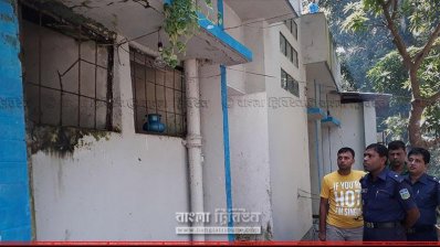 অবাক হয়ে গ্রিলের দিকে তাকিয়ে আছেন পুলিশ সদস্যরা, এ গ্রিল দিয়েই পালিয়েছে আসামি