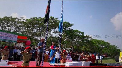 দিবসের কর্মসূচির শুরুতে পতাকা উত্তোলন করা হয়