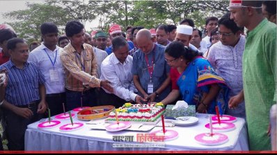 কেক কেটে প্রতিষ্ঠাবার্ষিকী উদযাপন