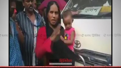 এই নারী ডিবি পুলিশের গাড়ি আটকে আত্মহত্যার হুমকি দেন 