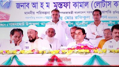 অন্যান্যের মধ্যে আ হ ম মুস্তফা কামাল (ছবি- প্রতিনিধি)